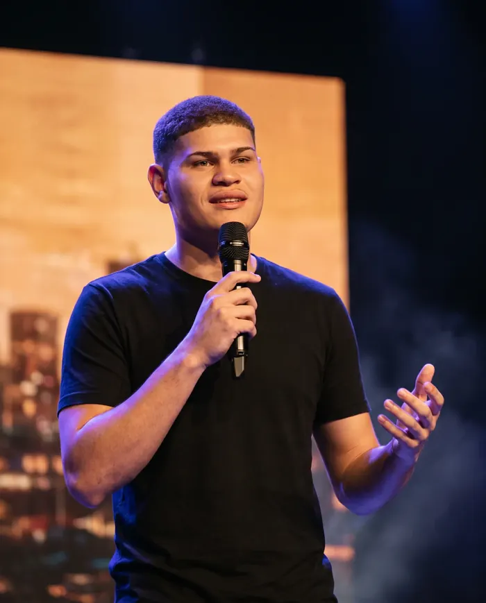 Bruno Souza falando em palco