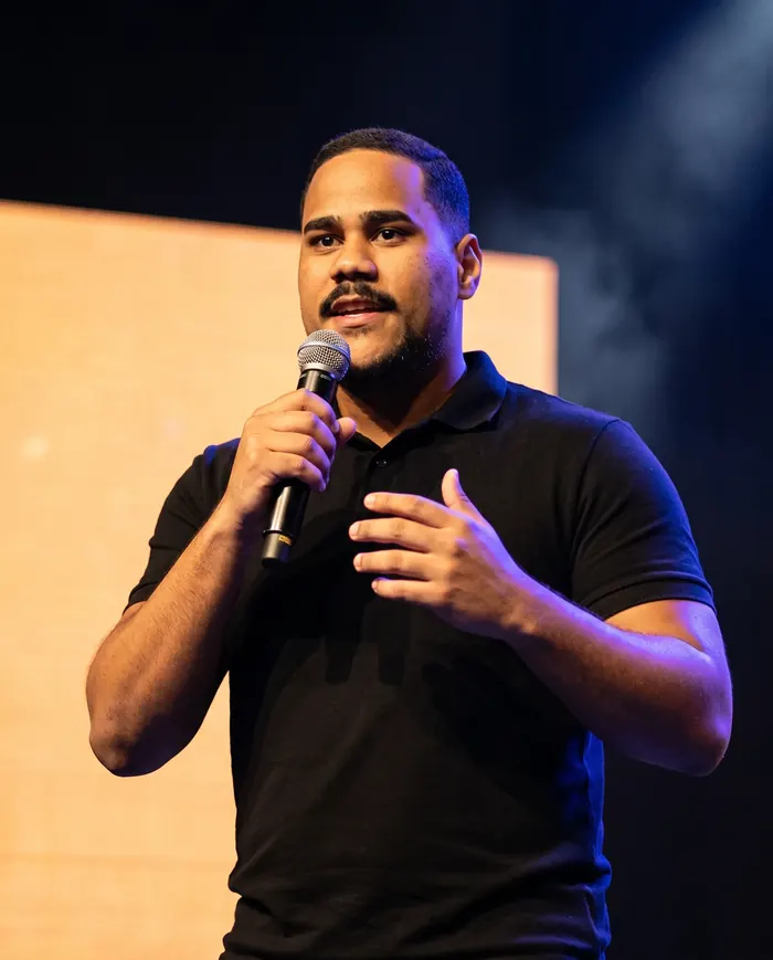 Gabriel Alves falando em palco