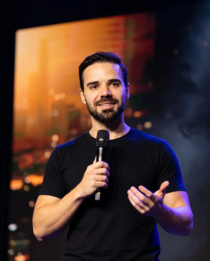 João Marcello falando em palco